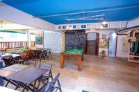 Um restaurante ou outro lugar para comer em Local Hostel Manaus