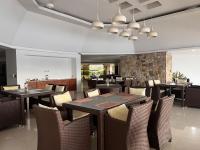 吉拉尔多特Casa Condominio El Peñón Girardot的餐厅里有桌椅的餐厅