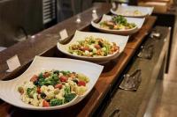 Un buffet con varios platos de comida en una mesa. en LOTTE CITY HOTEL Ulsan, en Ulsan