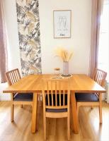 una mesa de comedor de madera con sillas y un jarrón. en Le Cocon de Reims &#47;Wifi&#47;Commerce &#47;Av de Paris, en Reims