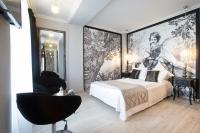 Un dormitorio con una cama y una ventana grande. en Cincis by the Lake, en Cinciş
