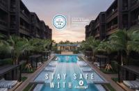 Bazén v ubytování Saturays condo One Bedroom Suite 178 nebo v jeho okolí