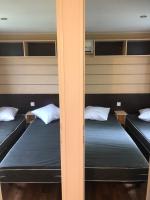 two bunk beds in a room with two at Mobil home in Damiatte