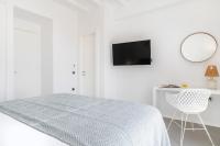 A television and/or entertainment centre at NEW - Villa Aperanto - MG Villas Mykonos