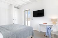 A television and/or entertainment centre at NEW - Villa Aperanto - MG Villas Mykonos