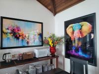 un grande dipinto di un elefante su un muro di Pousada Costa Del Sol a Búzios