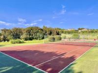 Tennis- og/eller squashfaciliteter p&aring; Jolie maison familiale eller i n&aelig;rheden