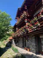 a building with flowers on the side of it at Le p&#39;tit coin montagne 3 in Bonneval-sur-Arc