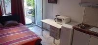 Kuchyňa alebo kuchynka v ubytovaní Chambre meublée indépendante, avec piscine et jardin, 1 lit pour 2 personnes Direct Gare Aéroport