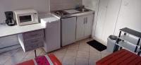 Kuchyňa alebo kuchynka v ubytovaní Chambre meublée indépendante, avec piscine et jardin, 1 lit pour 2 personnes Direct Gare Aéroport