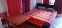 Posteľ alebo postele v izbe v ubytovaní Chambre meublée indépendante, avec piscine et jardin, 1 lit pour 2 personnes Direct Gare Aéroport