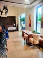 Postel nebo postele na pokoji v ubytování The Cabin Hotel