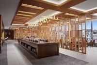 un comedor con una mesa larga y algunas sillas en Sheraton Hai Phong, en Hai Phong