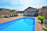 The swimming pool at or close to Casa con piscina en zona rural