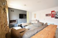 A television and/or entertainment centre at Casa con piscina en zona rural