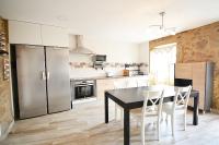 A kitchen or kitchenette at Casa con piscina en zona rural