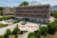Un edificio con un cartel que dice &quot;estacionamiento gratuito, autos, autobuses, conversaciones&quot;. en Delfini Hotel, en Patra