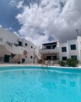 Bazén v ubytování Apartamentos Albatros nebo v jeho okolí