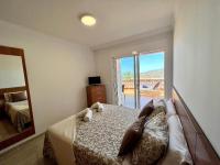 Postel nebo postele na pokoji v ubytování Costa Adeje Sunset Apartment