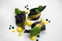 een bord met eten, bedekt met groene bladeren bij Chateau d'Origny, Chambres d'hotes et Restaurant Gastronomique in Ouches