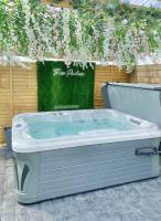 Půdorys ubytování The Garden Pod with Private Hot Tub
