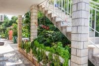 Vonkajšia záhrada v ubytovaní Apartments by the sea Rogoznica - 4313