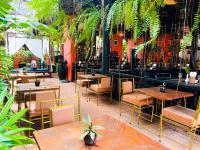 暹粒Residence Indochine Suite的有桌椅和植物的餐厅
