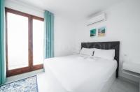 Postel nebo postele na pokoji v ubytování Welhomy - Magnifique Maison Vue Mer - Roses, Bramer 13