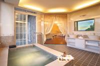 a large bathroom with a tub and two sinks at Cingjing Florence Resort Villa in Ren&#39;ai