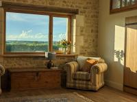 Część wypoczynkowa w obiekcie Beautifully renovated Farmhouse with private pool