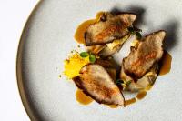 un piatto di cibo con carne e salsa sopra di Donna Carmela Resort & Lodges a Riposto