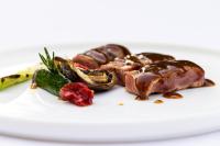 un piatto di cibo con carne e verdure sopra di Donna Carmela Resort & Lodges a Riposto