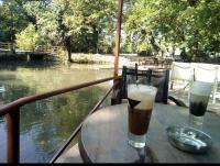 Výhled na řeku, která protéká v blízkosti prázdninového domu