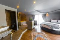 Postel nebo postele na pokoji v ubytování REAL KiNG SUiTE HOTEL