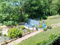 Vonkajšia záhrada v ubytovaní Chambre d'hote Familiale de la maison Bleue