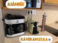 Zestaw do parzenia kawy i herbaty w obiekcie Dodi Apartman