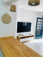 Televízia a/alebo spoločenská miestnosť v ubytovaní Apartamento Aqua Clara