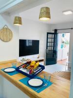 Televízia a/alebo spoločenská miestnosť v ubytovaní Apartamento Aqua Clara