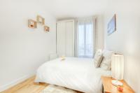 a white bedroom with a white bed and a window at Le Brooklyn sur Seine, T2 proche Paris in Vitry-sur-Seine