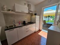 Kuchyňa alebo kuchynka v ubytovaní Apartmani Gržinić