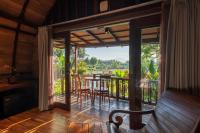 Beehouse Dijiwa Ubudにあるバルコニーまたはテラス