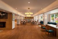 Bookmark Resorts, Manali في مانالي: مطعم به طاولات وكراسي وبار