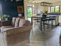 Część wypoczynkowa w obiekcie Beautifully renovated Farmhouse with private pool