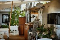 restauracja z szyldem na boku namiotu w obiekcie Ness by D-Ocean w mieście Saint-Gilles les Bains