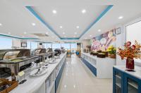 Blue Pearl Hotel في نها ترانغ: مطعم بطابور طويل من العدادات