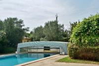 a house with a swimming pool in a yard at Cadre d&#39;exception in Orange