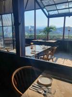 Una mesa y sillas en un restaurante con vista a un patio. en The Hong C Hotel, en Gangneung