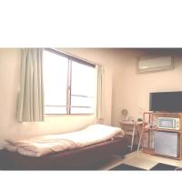 Un dormitorio con una cama y una ventana grande. en Guest house Shijo K12 D401, en Kioto
