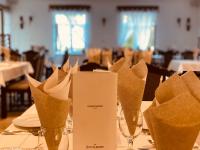 バヤにあるTanyacsárda Panzióのワイングラスとナプキンを盛り付けたテーブル