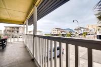 Ein Balkon oder eine Terrasse in der Unterkunft Steps to Ocean North Myrtle Beach Condo with Porch!
